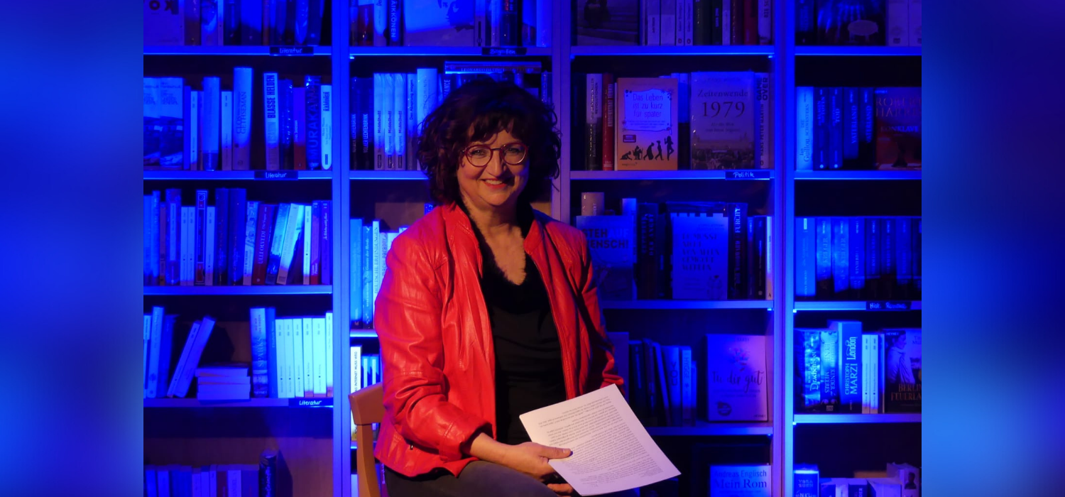 Buchautorin Heike Frank während einer Lesung