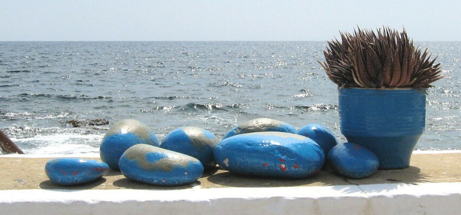 Beratung/Therapie für Familien und Jugendliche Kakteen im blauen Topf und blaue Steine am Meer