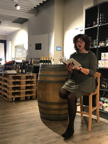 Buchautorin Heike Frank während einer Lesung in einer Weinhandlung